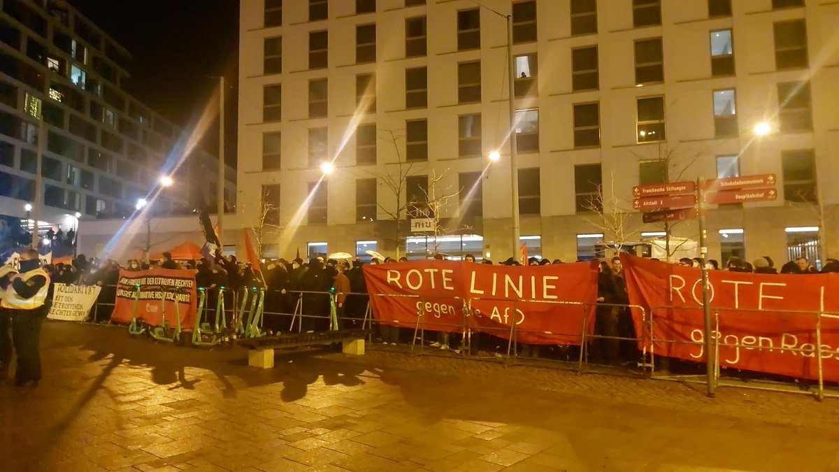HalggR's tweet photo. Auch nach eine Stunde ist unsere Kundgebung noch laut und kraftvoll gegen die #noAfD. Mit starkem zivilgesellschaftlichen Protest sagen wir: keinen Frieden der extremen Rechten, unsere Alternative heißt Solidarität! #hal2411 https://t.co/AQhldlVcW5