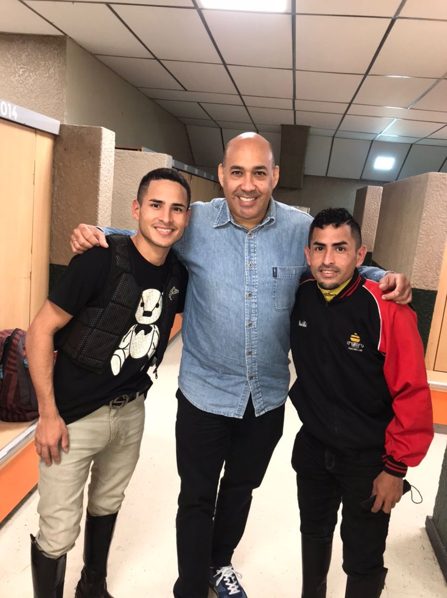 AdrianM53896252's tweet photo. Hoy al terminar nuestra jornada de trabajo junto a mi hermano Abrain Montes en nuestro majestuoso hipódromo la rinconada en cuenta regresiva para nuestra gala hípica nos encontramos con la grata compañía del amigo y uno de los comentaristas de @clubhipicoxtves @mrodoficial 🤝🙌 https://t.co/td9YGuDd7Y