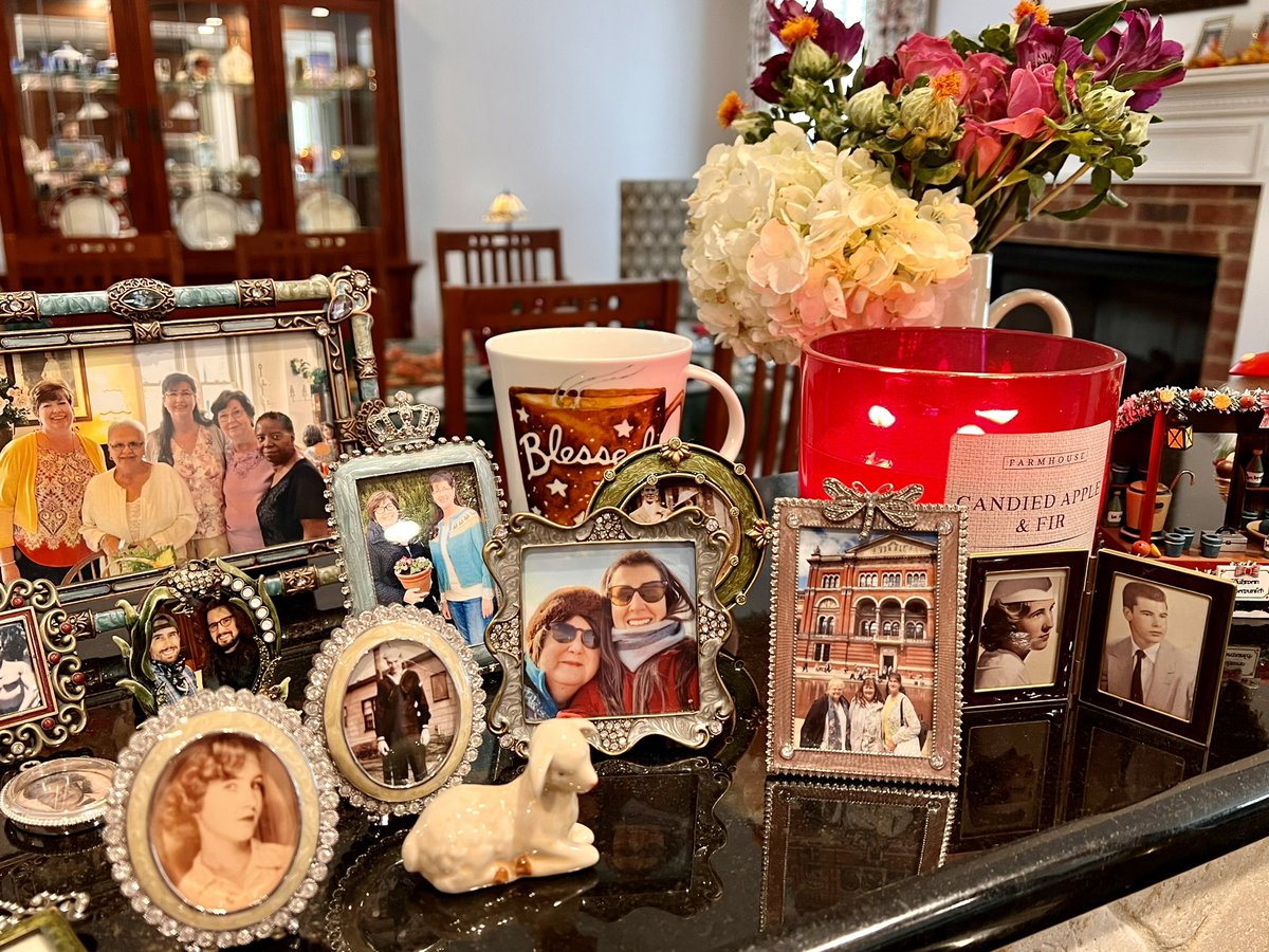 SharonSTealover's tweet photo. Happy Thanksgiving! My happy place❤️Washing dishes I see the people I love-a reminder of my blessings Wishing you all a wonderful holiday season🥰@BelindaRiffenb1 @christielevin50 @wardcarol590 @earlgreyluvr @Rackgate @dearsusanbranch @nicoledube70 @MozartsGirl @aprils_ambrosia https://t.co/7LqUK2KLVQ