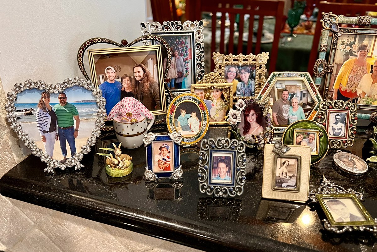 SharonSTealover's tweet photo. Happy Thanksgiving! My happy place❤️Washing dishes I see the people I love-a reminder of my blessings Wishing you all a wonderful holiday season🥰@BelindaRiffenb1 @christielevin50 @wardcarol590 @earlgreyluvr @Rackgate @dearsusanbranch @nicoledube70 @MozartsGirl @aprils_ambrosia https://t.co/7LqUK2KLVQ