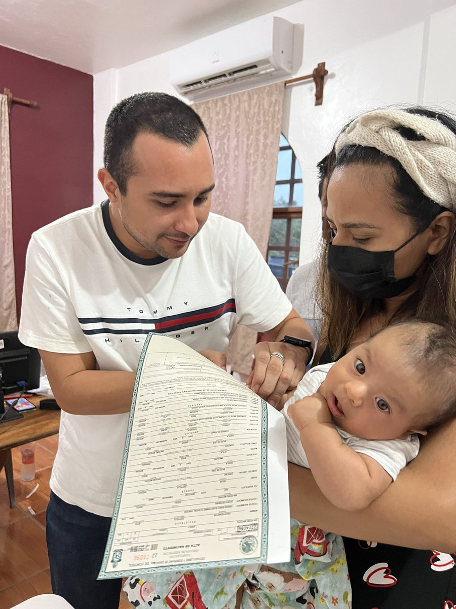 IvanMijangosP's tweet photo. Realizamos 19 registros de nacimiento gratuitos en Bajos de Chila; agradezco todo el apoyo y disposición de mi amigo Agente Mpal. Gregorio Luna y su Suplente Yadira González.
De igual forma el apoyo de mi equipo de la Oficialía del Registro Civil #PuertoEscondido https://t.co/mqzaxe5Ts1
