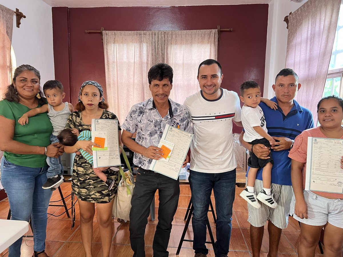IvanMijangosP's tweet photo. Realizamos 19 registros de nacimiento gratuitos en Bajos de Chila; agradezco todo el apoyo y disposición de mi amigo Agente Mpal. Gregorio Luna y su Suplente Yadira González.
De igual forma el apoyo de mi equipo de la Oficialía del Registro Civil #PuertoEscondido https://t.co/mqzaxe5Ts1