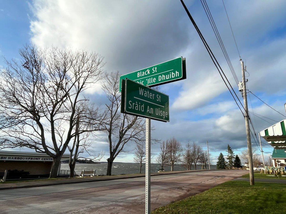 NS_MunAffairs's tweet image. DYK many of the street signs in the Village of Pugwash are written in both English and Gaelic? #MunicipalAwarenessWeek