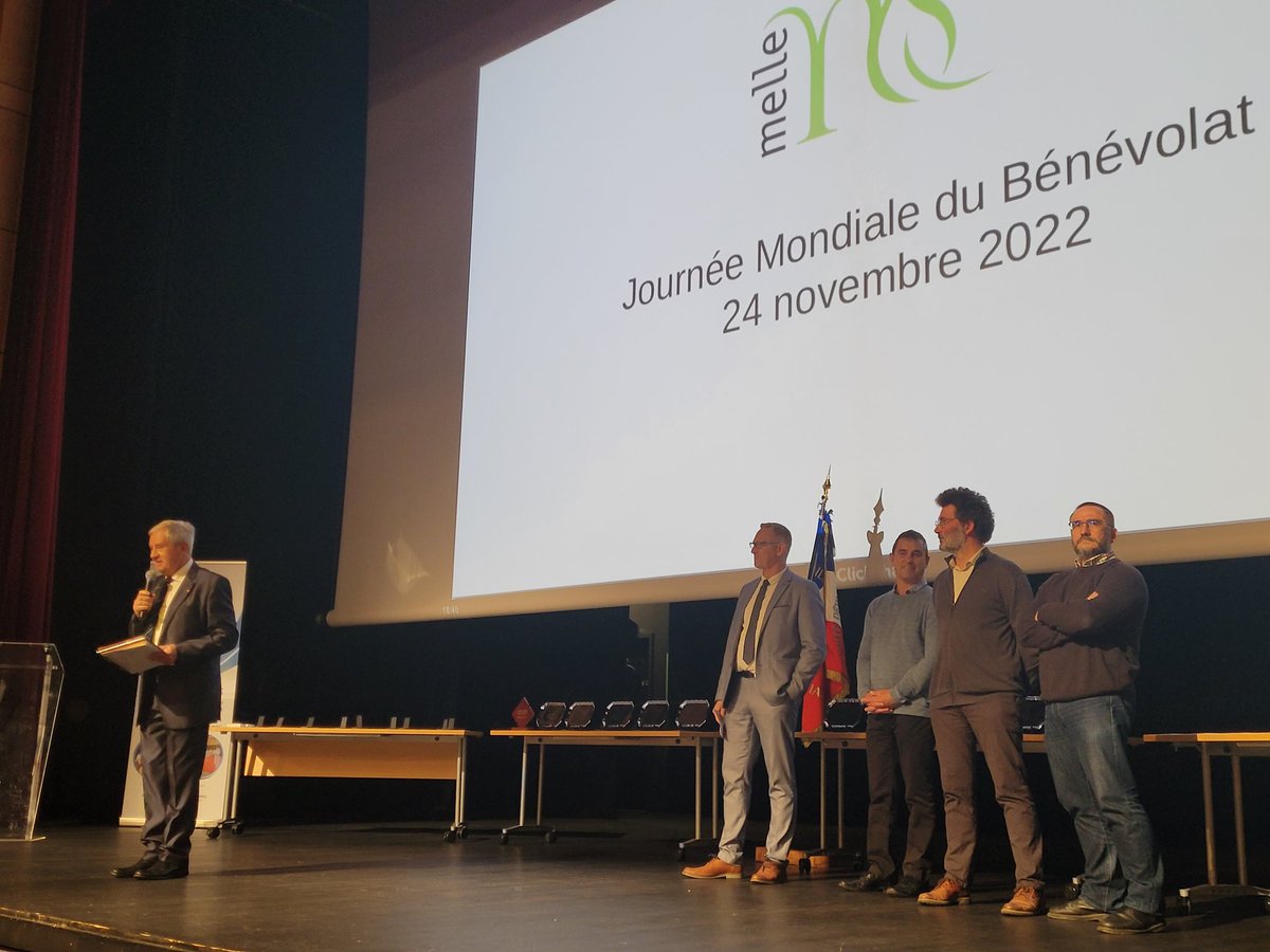 Journée mondiale du #bénévolat... anticipée à <a href="/VilledeMelle/">Ville de Melle</a> avec remise des médailles de la jeunesse, des sports et de l'engagement associatif. Du sens pour mon engagement asso, mon militantisme salarié et mon mandat de conseiller départemental.  Vive l'engagement associatif !