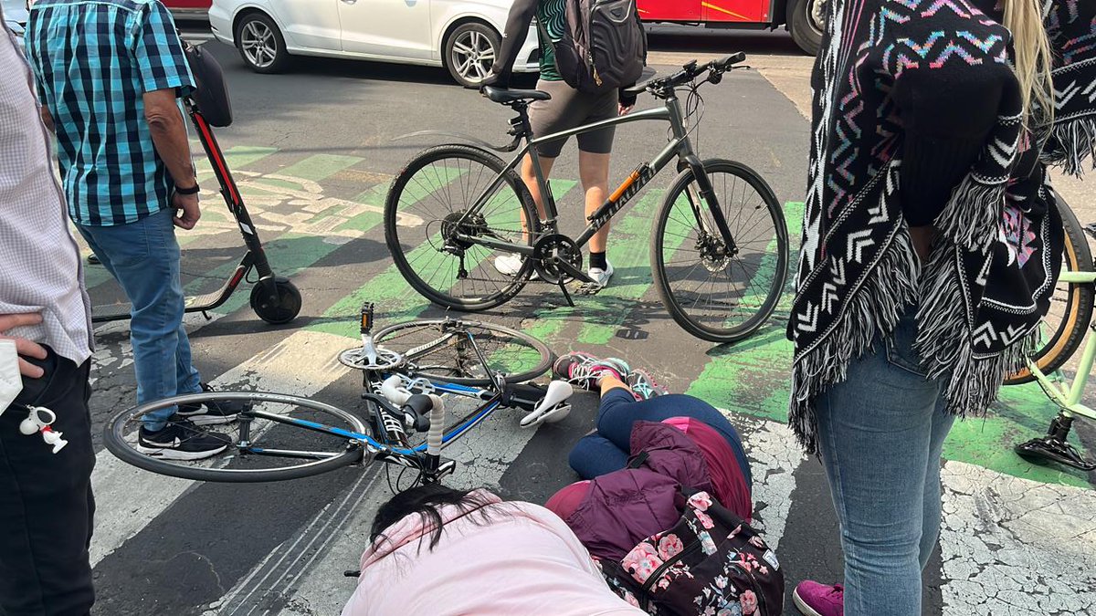 Una ciclista fue atropellada en la ave d los insurgentes durante y Chilpancingo   Eje 4 sur col Roma Sur alcaldía CUAUHTEMOC <a href="/C5_CDMX/">C5 CDMX</a>