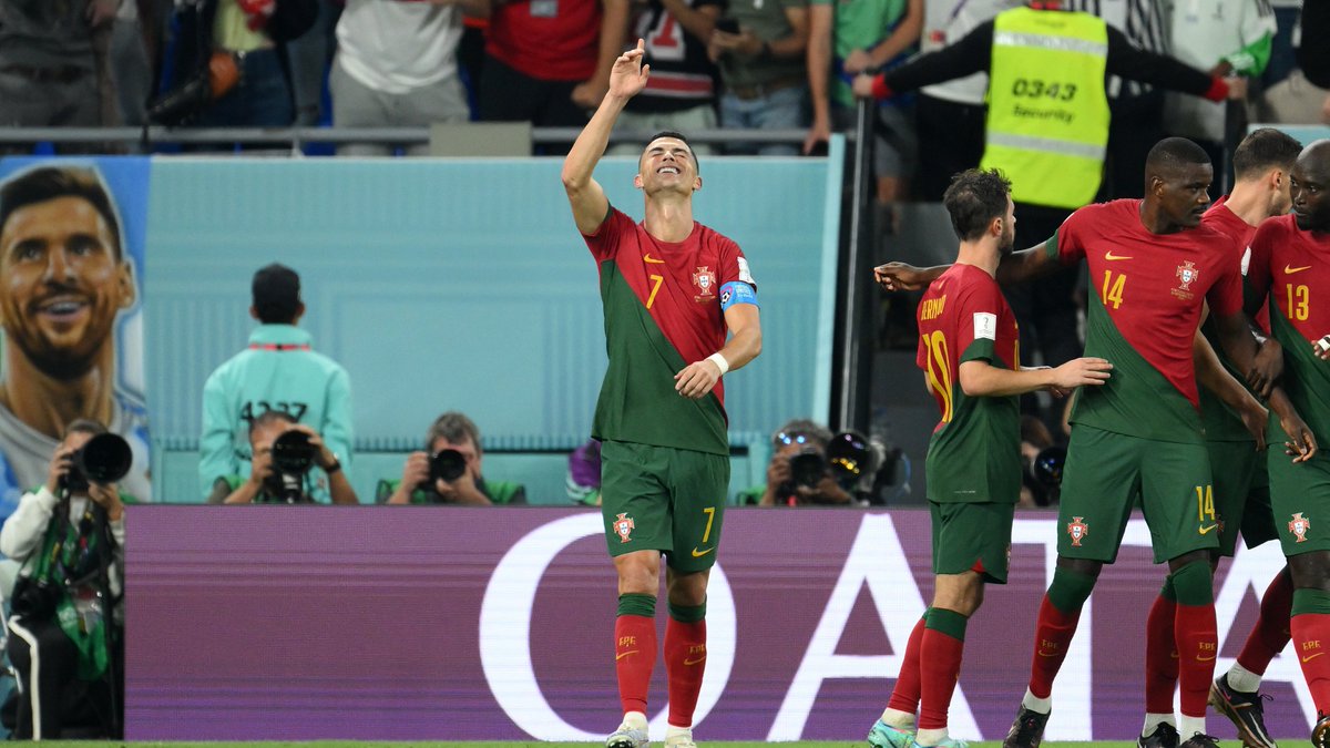 FIFAWorldCup's tweet photo. A historic moment for a legendary player 👏

#FIFAWorldCup | @Cristiano https://t.co/YbpOoQHgPP