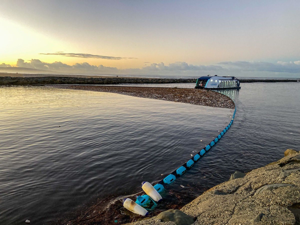 TenTecno's tweet photo. El Interceptor 07, un dispositivo de recolección de basura automatizado que está retirando con éxito plásticos de la vía fluvial más contaminada de Los Ángeles - Ballona Creek. Evitará la llegada anual de 30 a 60 toneladas de basura al océano, siendo alimentado por energía solar. https://t.co/C6QZF8BDy6