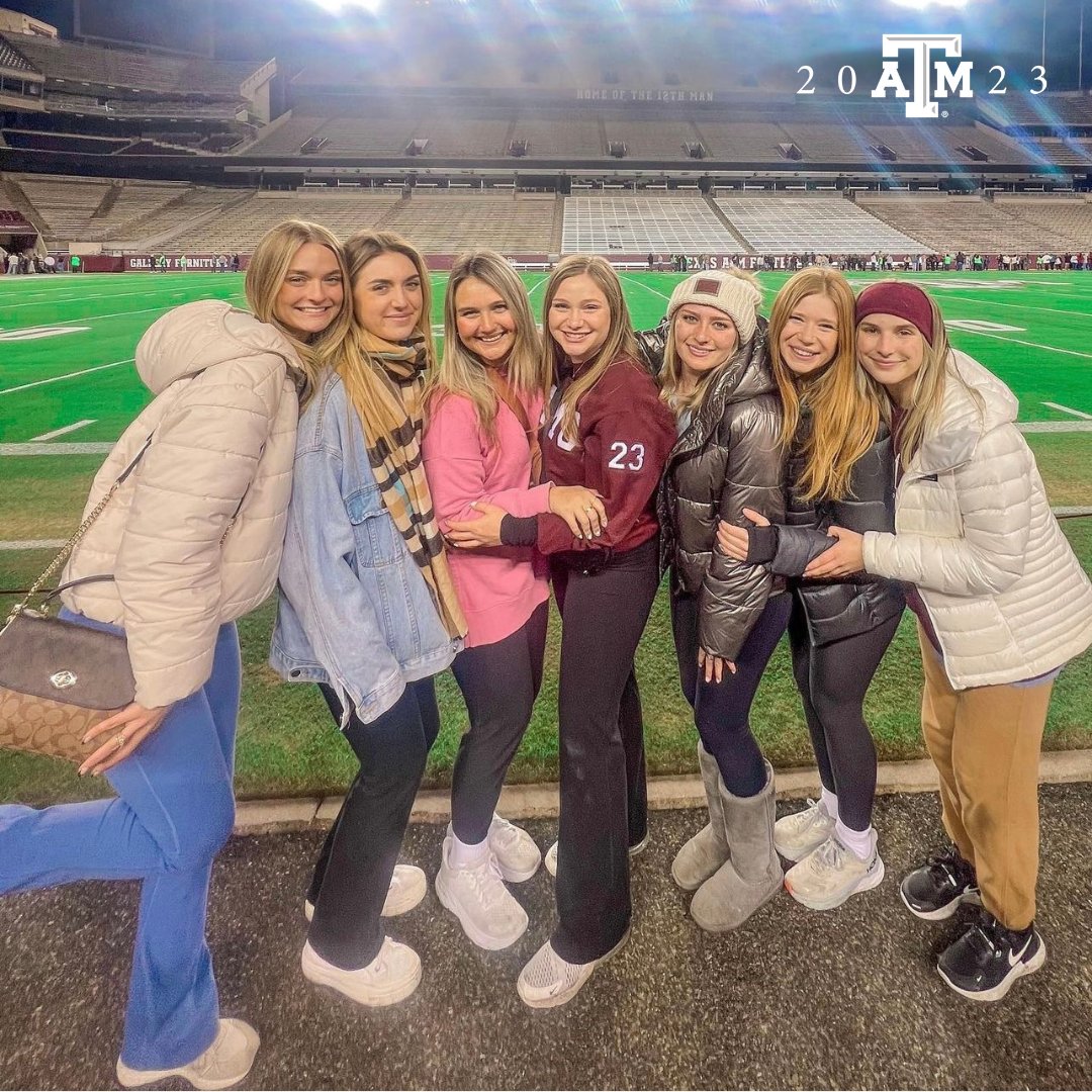 TAMUClassOf23's tweet photo. Happy Thanksgiving, Ags! 👍️🦃
We are so thankful for our family, friends, and for being a Fightin' Texas Aggie! Whoop! https://t.co/gJHZvJJYEx