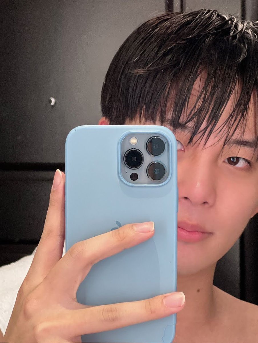 &lt;LOOK&gt; Fans went crazy because of ATEEZ Jongho’s unexpected shower selfie! 👀

#ATEEZ #JONGHO