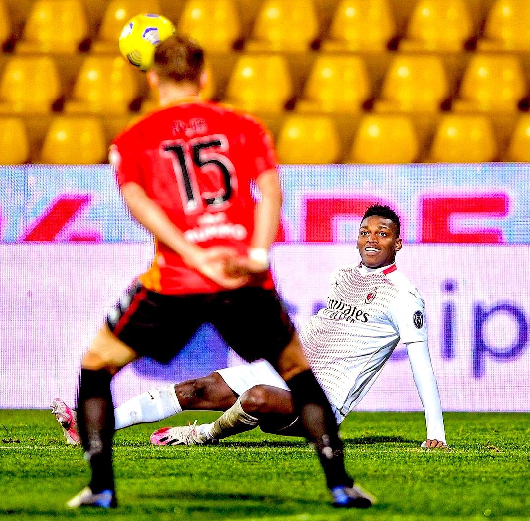 and_moura's tweet photo. Sobre o Rafael Leão sorrir antes da batida. Me atentaram que não é novidade e tá aqui então um appreciation post do ARTILHEIRO DA ALEGRIA https://t.co/aPiFAq1kKo