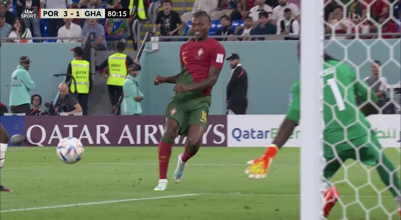 and_moura's tweet photo. Sobre o Rafael Leão sorrir antes da batida. Me atentaram que não é novidade e tá aqui então um appreciation post do ARTILHEIRO DA ALEGRIA https://t.co/aPiFAq1kKo