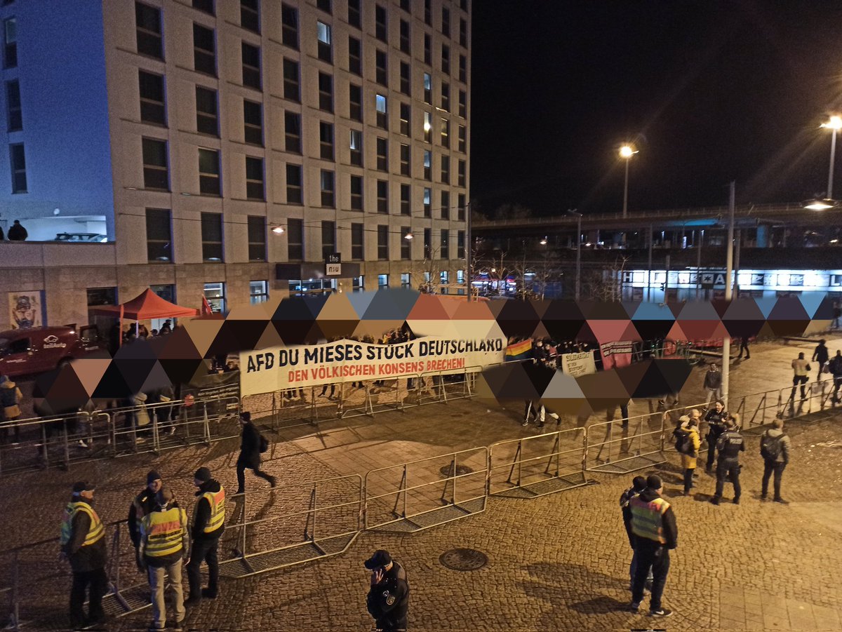 161Nemesis's tweet photo. 19:02 Bei der AfD sind ca 80 Teilnehmer. Also ein ganz schöner Rohrkrepierer. Die Trommeln sind da wohl das lauteste... 🤷🏻‍♀️ Der Gegenprotest ist weiterhin stabil. #hal2411 #DankeAntifa https://t.co/P28r2yfsp4