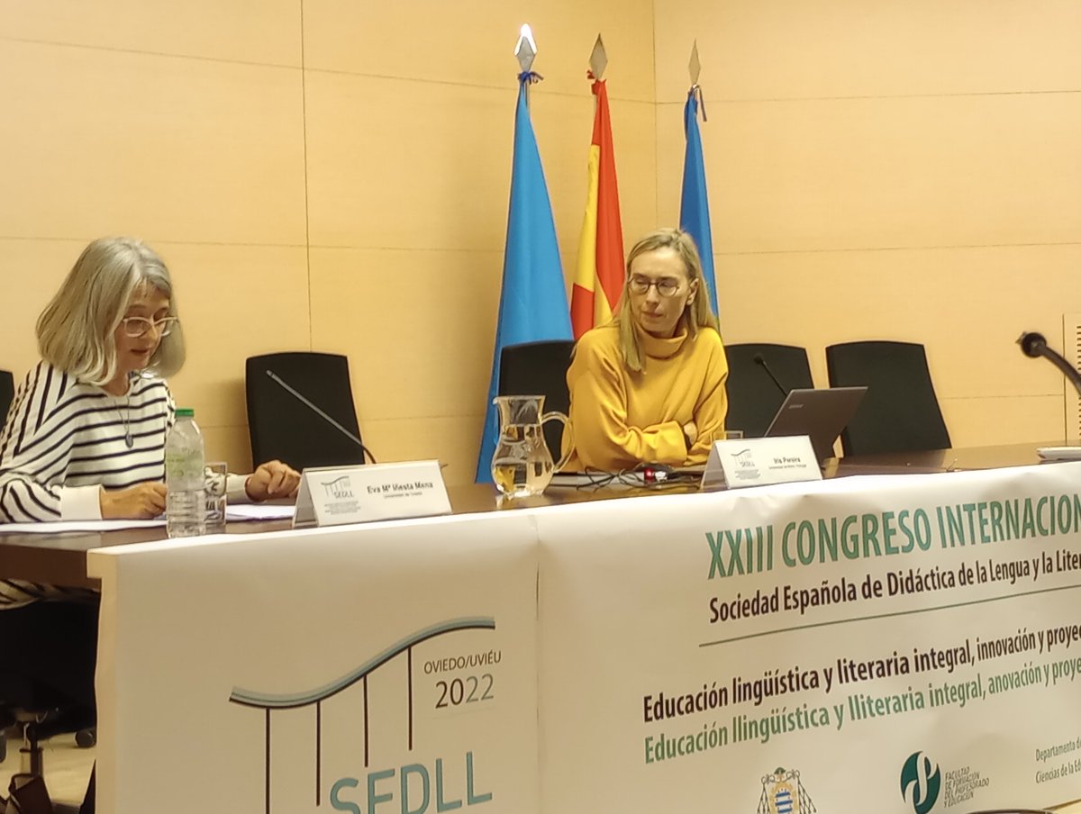sedll2022's tweet photo. Iris Pereira inició su conferencia sobre el proyecto experimental que desarrolla acerca de “la formación didáctica inicial del profesorado de lenguas” orientado a la lengua portuguesa con dos o tres  pincelada del Practicum que impulsa en su Universidad... https://t.co/91uWWpTC3P