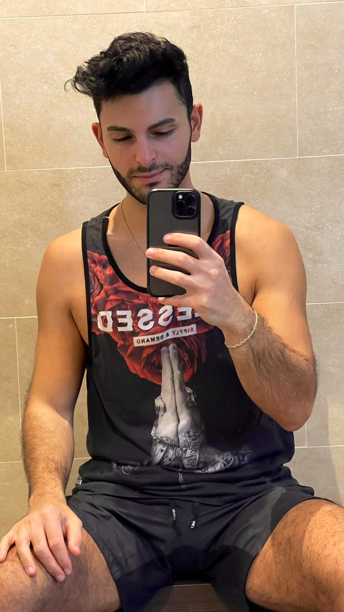 Sonomicheleee's tweet photo. Con una bella canotta tamarra 🤣
#NoFilter #24novembre #workout #beardedman #italia #italiano #Nike #guy #RAGAZZI https://t.co/sZwgiDfIWx