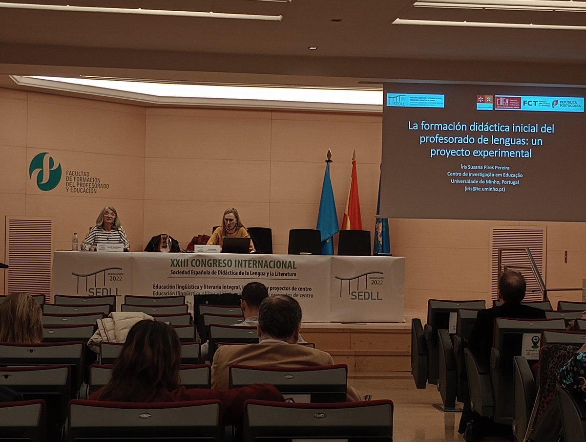 sedll2022's tweet photo. Iris Pereira inició su conferencia sobre el proyecto experimental que desarrolla acerca de “la formación didáctica inicial del profesorado de lenguas” orientado a la lengua portuguesa con dos o tres  pincelada del Practicum que impulsa en su Universidad... https://t.co/91uWWpTC3P