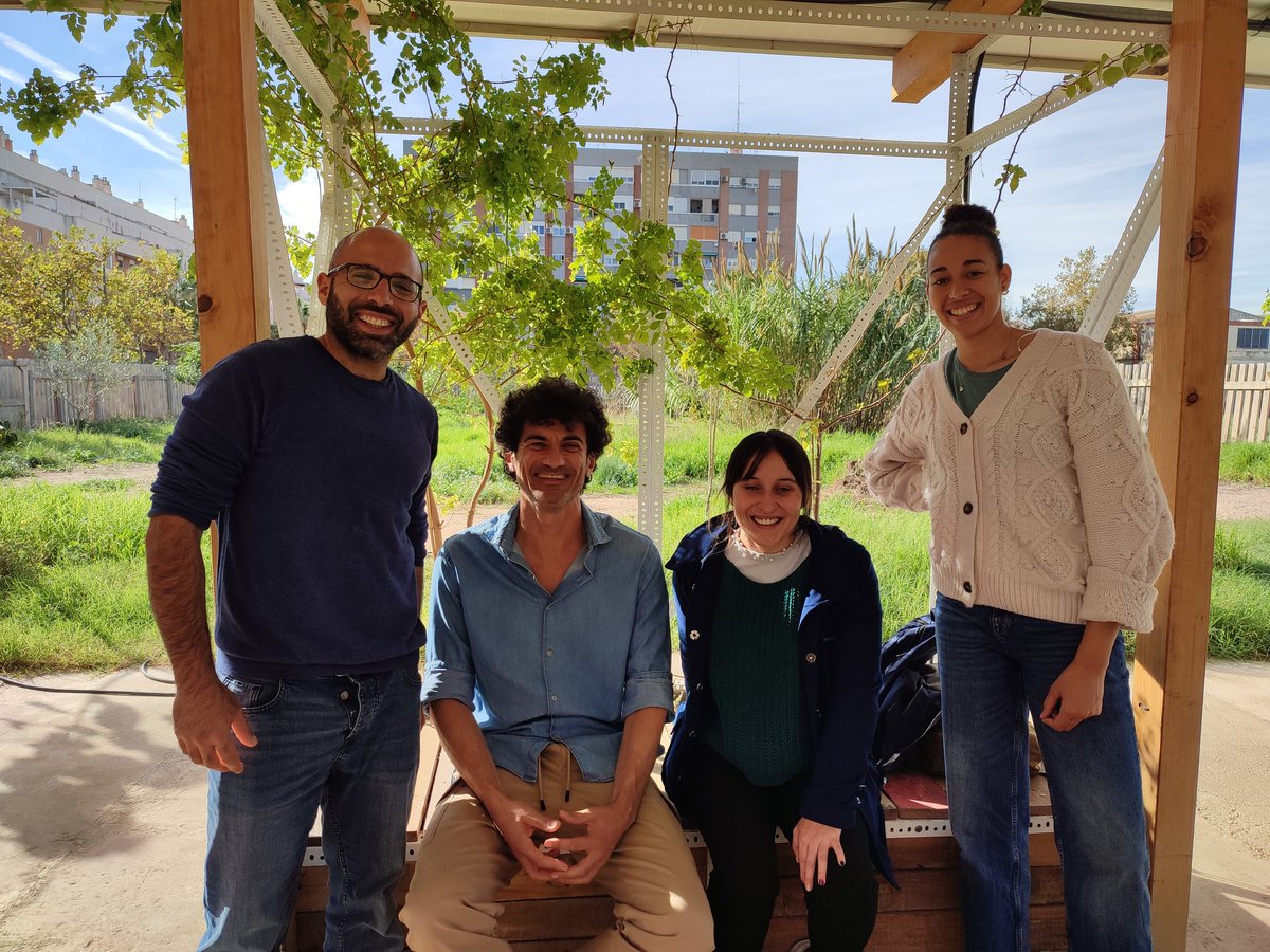 BioEcoLoops's tweet photo. Hoy en tuvimos la oportunidad de visitar los pilotos de @GrowGreenCities de @LasNavesINN de @AjuntamentVLC  con un grupo de emprendedores para ver soluciones basadas en la Naturaleza para tener ciudades más sostenibles 🌱

@t_implica
#roperofractal 
#Estelle_Giacomi https://t.co/hKceicSwUZ