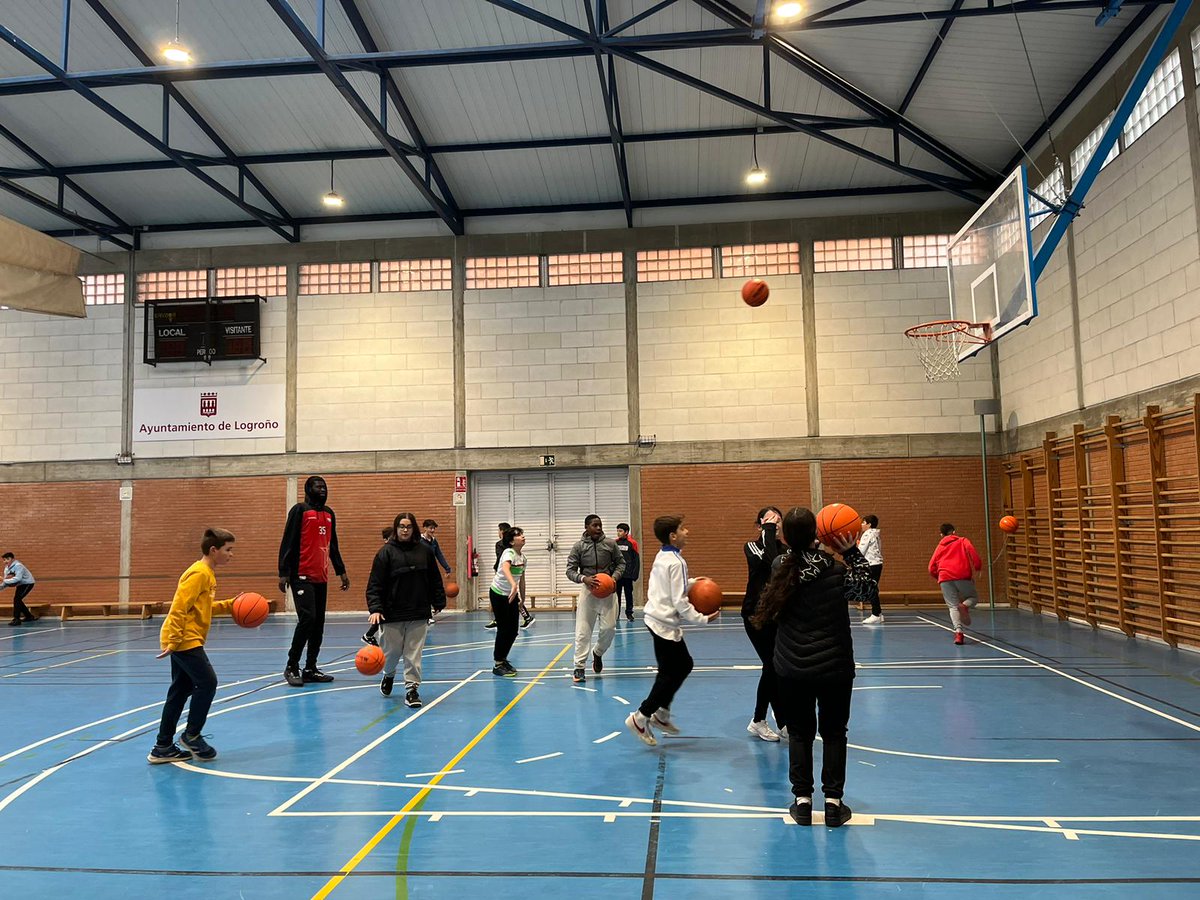 Durante esta semana varios de nuestros jugadores del equipo EBA han pasado por el IES Duques de Nájera a conocer a los alumnos y alumnas de 1º ESO, y echar unas canastas con ellos. Han sido unos ratos magníficos, gracias!!!
