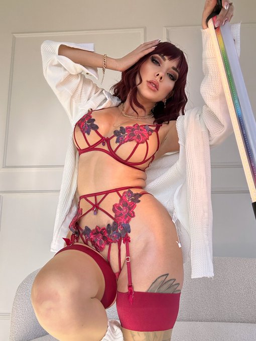 Hey there good lookin&rsquo;, don&rsquo;t scroll by without saying hi 🌺💕 https://t.co/20N9cPkMnT