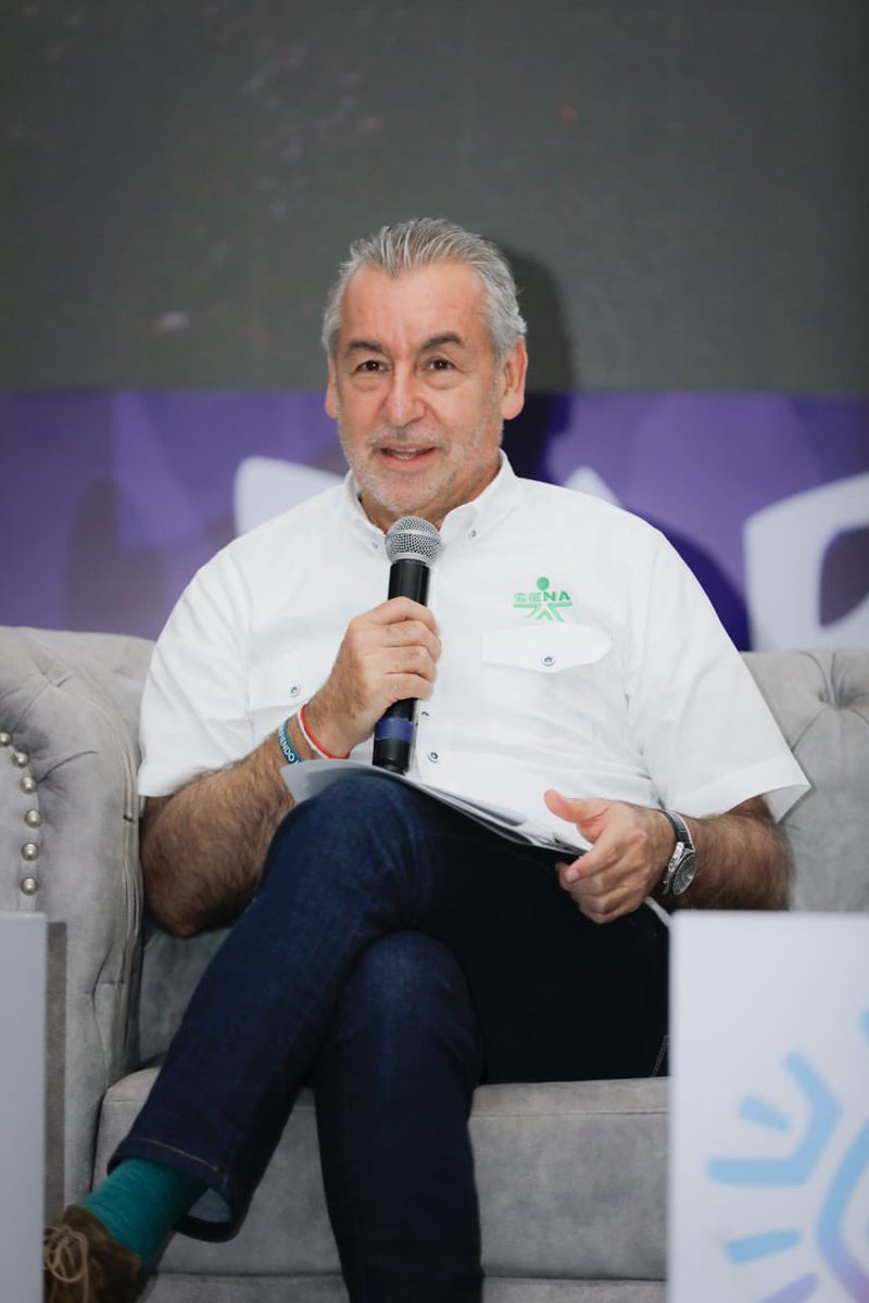 senahuila's tweet photo. En el panel ‘Desafíos para el presente y futuro del pais’, en el marco de #ExpoHuilaFest, el Director General destacó que desde el Gobierno Nacional se impulsará en el país la economía campesina, la agricultura sostenible y la asociatividad, como fuentes de desarrollo 🌾 https://t.co/cv6Nk6Sg2C