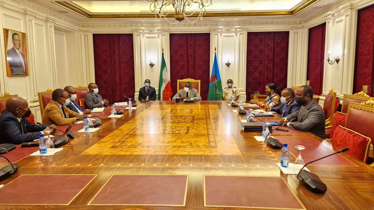 de nuestros puertos y el fomento de mano de obra nacional en ellos, sigue estando en nuestra agenda de prioridades, por eso he mantenido una reunión con la comisión de puertos, para estudiar la concesión de gestión a las empresas ABU DAHBI