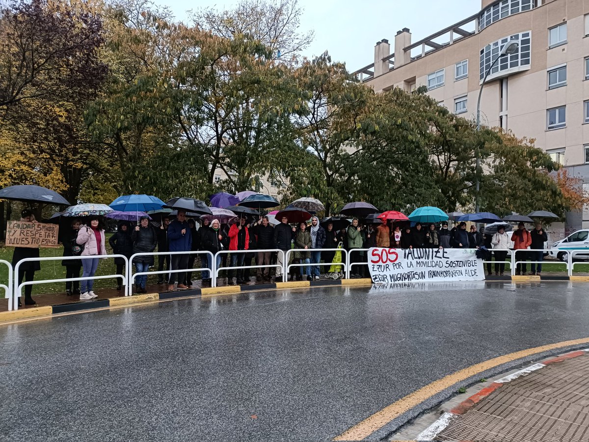 iruizhg's tweet photo. 🌿Éxito de convocatoria a pesar de la lluvia.

💚 Cada vez somos más los vecinos y vecinas que creemos que este proyecto es un sinsentido.

❌Mirar para otro lado no es una opción. 

#SOSTalluntze
#ZizurBerdea https://t.co/Q9R3m7aeut
