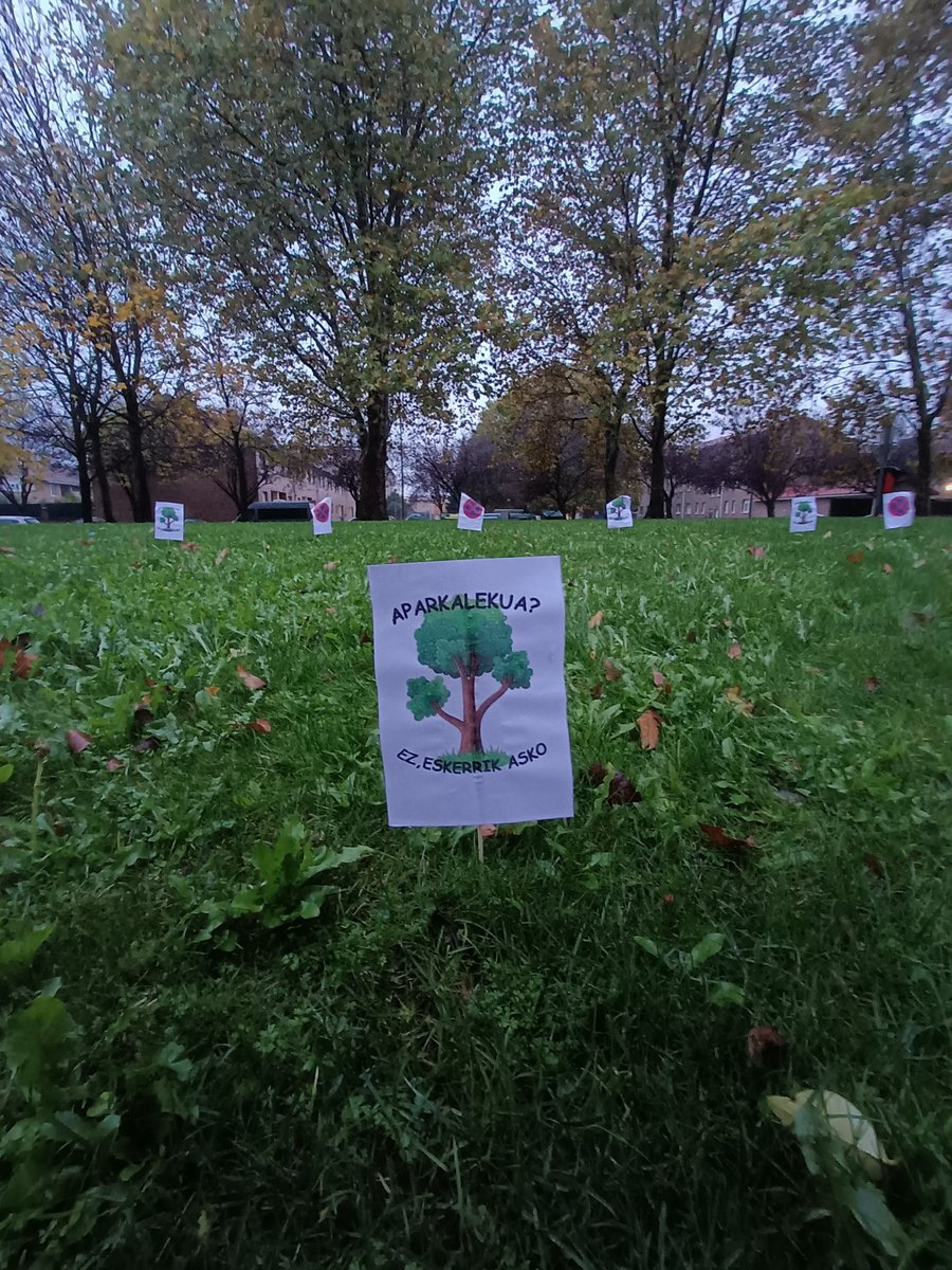 🌿Éxito de convocatoria a pesar de la lluvia.

💚 Cada vez somos más los vecinos y vecinas que creemos que este proyecto es un sinsentido.

❌Mirar para otro lado no es una opción. 

#SOSTalluntze
#ZizurBerdea
