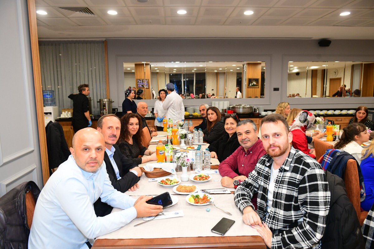 hbfettahoglu's tweet photo. Sn. Valimiz @valiustaoglu'nun tensipleriyle düzenlenen Öğretmenler Günü yemeğinde, bizleri meslektaşlarımızla bir araya getirdikleri ve eğitimin olduğu her yerde öğretmenlerimizin yanında oldukları için kendilerine; büyük eğitim ailemiz adına şükranlarımızı sunuyoruz.

@tcmeb https://t.co/XPRtSVFmHp