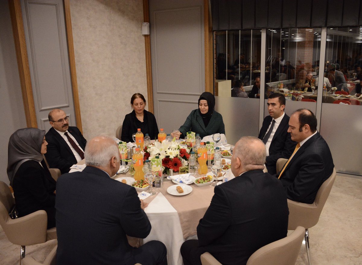 hbfettahoglu's tweet photo. Sn. Valimiz @valiustaoglu'nun tensipleriyle düzenlenen Öğretmenler Günü yemeğinde, bizleri meslektaşlarımızla bir araya getirdikleri ve eğitimin olduğu her yerde öğretmenlerimizin yanında oldukları için kendilerine; büyük eğitim ailemiz adına şükranlarımızı sunuyoruz.

@tcmeb https://t.co/XPRtSVFmHp