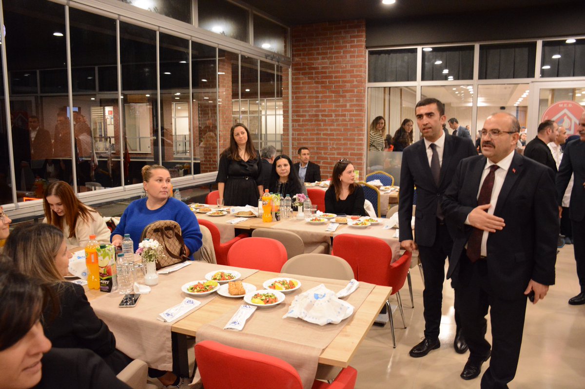 hbfettahoglu's tweet photo. Sn. Valimiz @valiustaoglu'nun tensipleriyle düzenlenen Öğretmenler Günü yemeğinde, bizleri meslektaşlarımızla bir araya getirdikleri ve eğitimin olduğu her yerde öğretmenlerimizin yanında oldukları için kendilerine; büyük eğitim ailemiz adına şükranlarımızı sunuyoruz.

@tcmeb https://t.co/XPRtSVFmHp