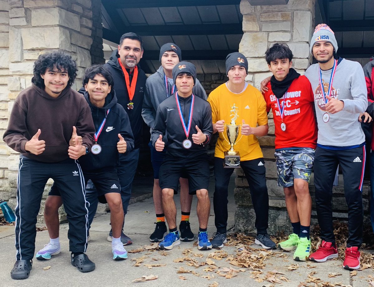 DDE_XC_TF's tweet photo. Great seeing so many current and former Ike runners today at the Thornton Turkey Trot ππ» Ike boys take home the β22 team title π π₯³π₯π πββοΈ #DDExcellence #LiveEasyRunHard https://t.co/SqaqcJOK51