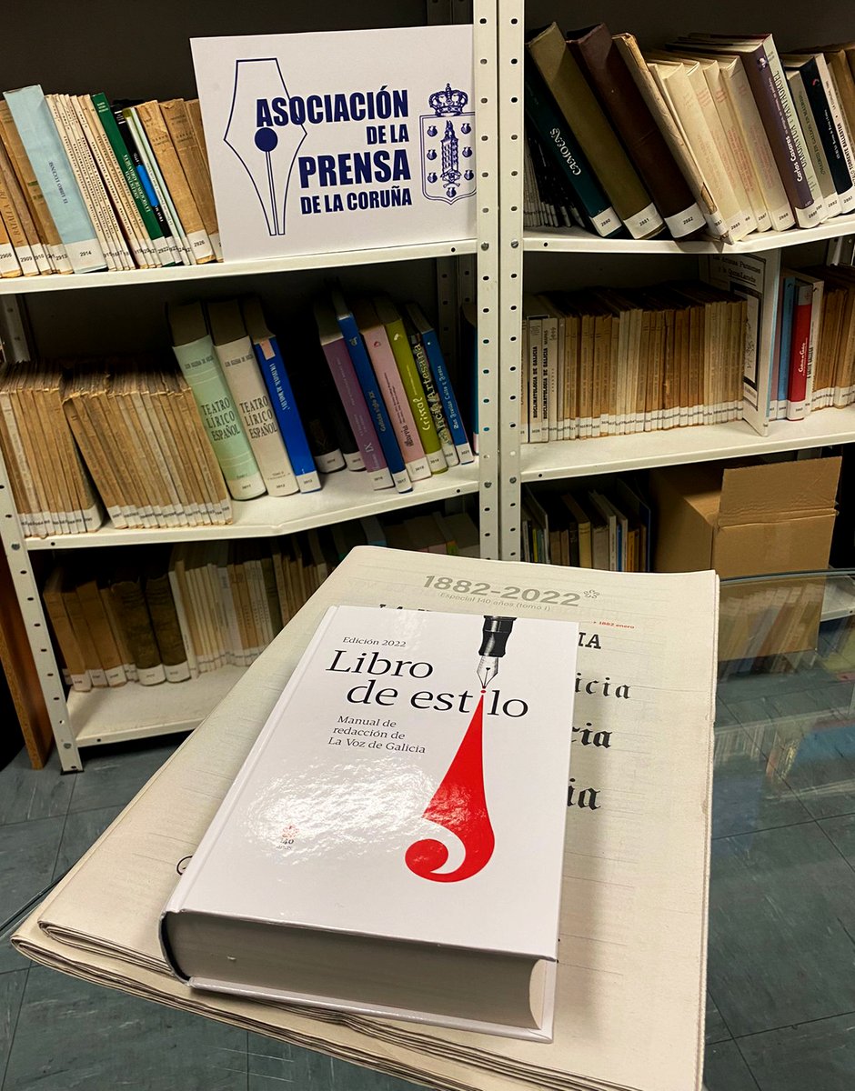 APCORUNA's tweet photo. 📚 Incorporamos a nuestra centenaria biblioteca un ejemplar del nuevo #LibrodeEstilo de @lavozdegalicia. Se trata de un excelente manual, una herramienta de trabajo cuya utilidad trasciende de la redacción del periódico. Gracias y enhorabuena al equipo que dirige @XoseLuisVilela https://t.co/lkOOifEZty