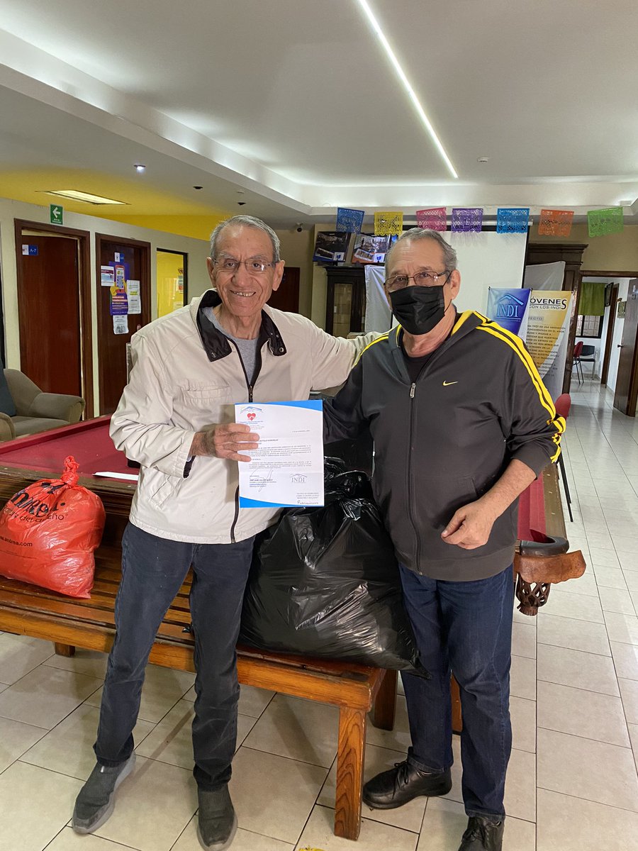Apoyando con ropa de invierno.

Aquí en casa INDI, Iglesia Ma. Goreti, con el Coordinador José Jaime Salinas.