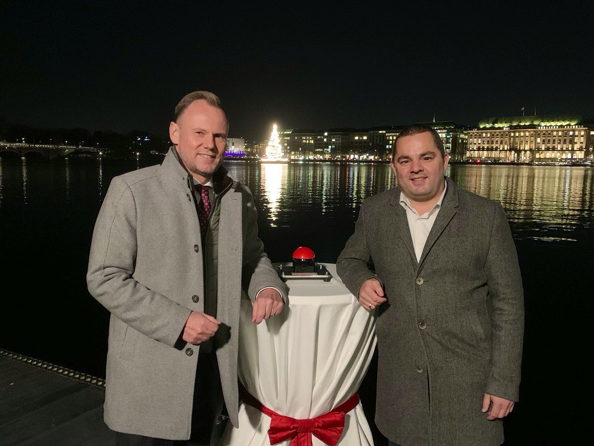 Mit der #Alstertanne als sichtbarsten Weihnachtsbaum der Stadt ist die Vorweihnachtszeit nun offiziell eingeläutet. 🎄 Ein bisschen Licht und Zuversicht in dieser Zeit tut uns allen gut. <a href="/Senat_Hamburg/">Hamburger Senat</a>