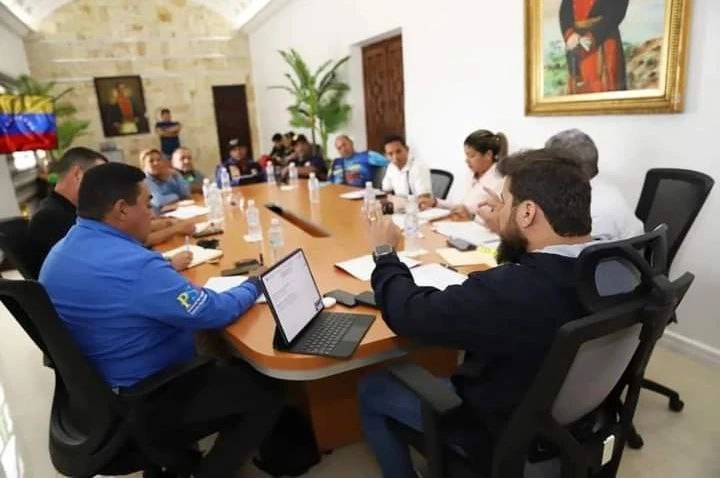 gobmonagasve's tweet photo. El gobernador Ernesto Luna se reunió con representantes del gremio motorizado del estado Monagas, con la finalidad de afianzar el apoyo que se les ha venido brindado. "Los compromisos adquiridos, hermanos, serán cumplidos", dijo.

#Maturin #Monagas https://t.co/Dh9Ry4m5En