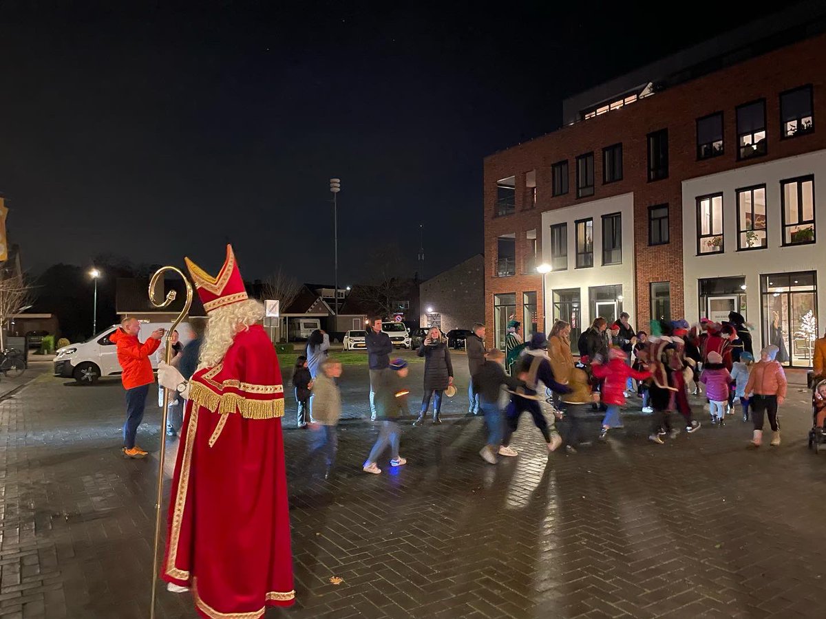 BijmansJohn's tweet photo. Een mooie opkomst bij de lawaai-optocht met #Sinterklaas en #Pieten @gem_Renswoude . Een rustige avond voor ons als #EHBO’er, geen verslikking of verstikking in een #pepernoot, ondanks het lawaai ook geen gehoorschade. https://t.co/lLDMFVx3q6