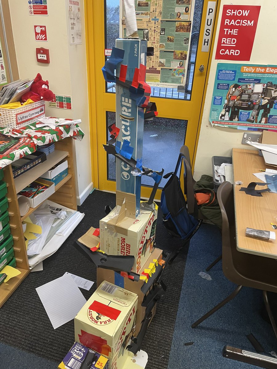 Coop_Learn's tweet photo. Wow! What a week @ThornhillPS this week, focussing on pace and independence. We had everything from making castles, baking traditional cakes, choir practice, pupil voice on currant affairs and, of course the group task of making these! Thank you all! https://t.co/hF7EOKc9tD