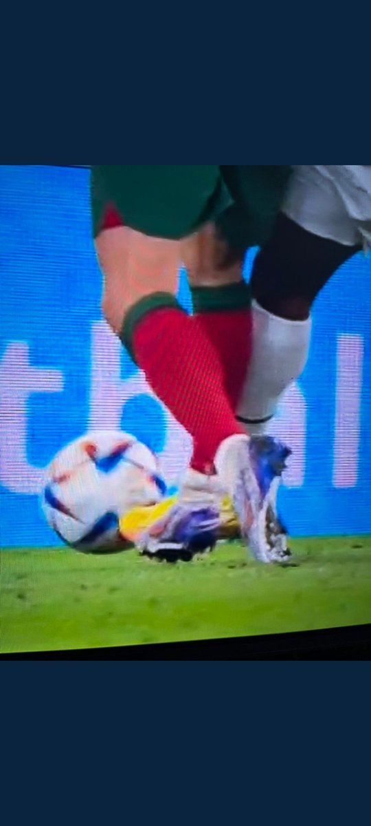 NanaAmeyawManu's tweet photo. I hate this 😡 man.
SHAME on you FIFA.
how can this be a penalty.
VAR is useless and waist of money. Those in the var room have disappointed humanity.
#noVAR
#SHAME
#FIRSTAFRICAN https://t.co/azVj57REjG