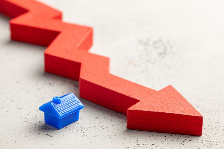 angelasemonin's tweet photo. Which Housing Markets Are Vulnerable to Big Price Declines? https://t.co/sUretBemWk https://t.co/C87lTOT6zf