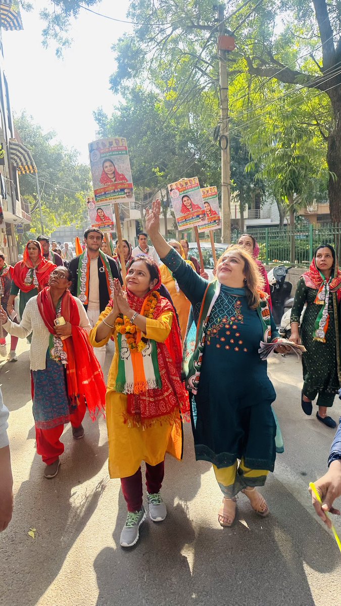 HimachalPMC's tweet photo. . @MahilaCongress सोशल मीडिया प्रभारी श्रीमती @Nattashasharrma जी ने आज जनकपुरी 104 वार्ड से कॉंग्रेस प्रत्याशी गीता सोलंकी जी के साथ C4F/C4G/C4H/C4D ब्लॉक में प्रचार किया और जनता से वोट की अपील की।। https://t.co/iSStU4ryHY