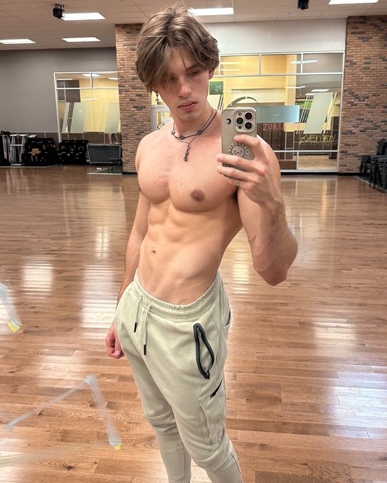 Chest day? https://t.co/64vjrgSOsG