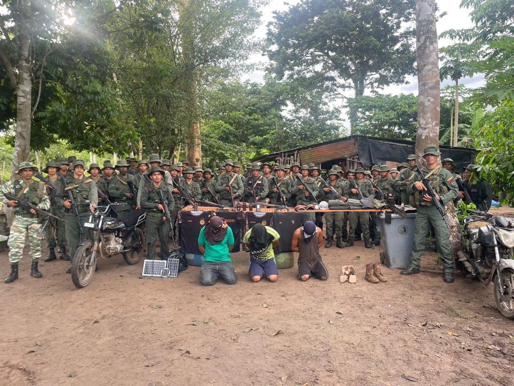 dhernandezlarez's tweet photo. FANB desplegada en la región de Guayana, garantizando la seguridad y defensa de la Patria. Ningún grupo delincuencial armado preponderará sobre el Estado. Venezuela es un Estado de derecho y de justicia y garantizará la paz social y la protección del medio ambiente ! https://t.co/m5dGN5ptsl