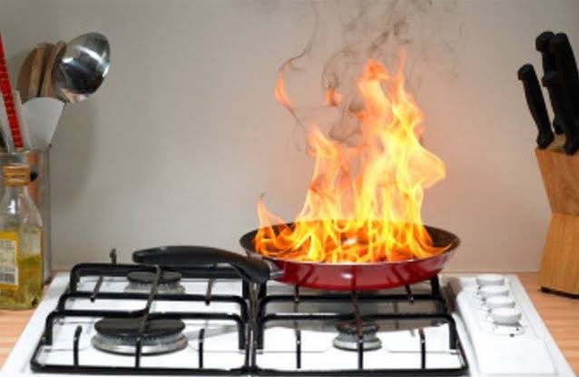 Tspiceskitchen's tweet photo. Life Hack!

If you're ever cooking &amp; your pot catches fire,  Pls don't pour water!! 

Do these instead👇

*Turn off the burner, or oven.

*Cover the pot, pan, or fryer with a lid.

*quench the fire with baking soda, salt, or a fire extinguisher

Remember, No water!! https://t.co/CGdr2Wt5kq