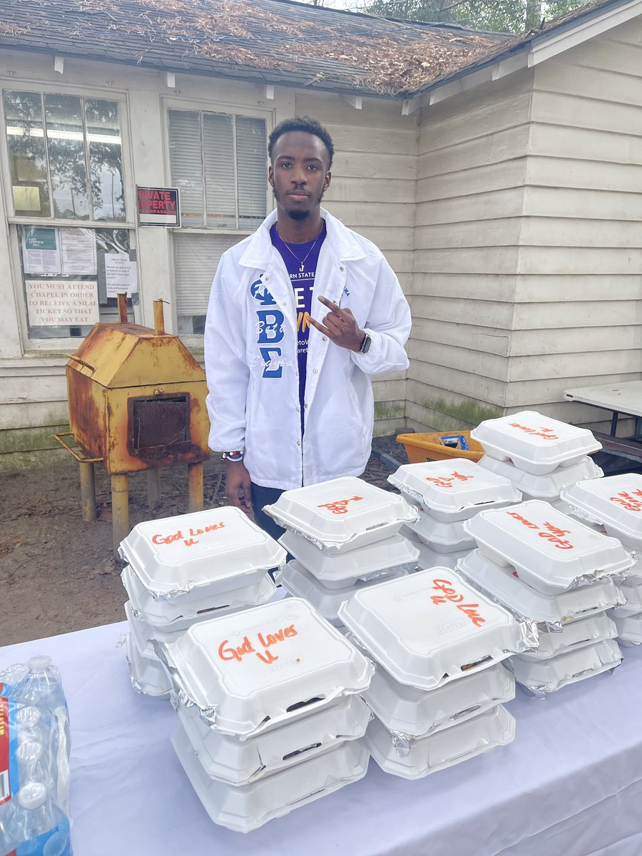 AlphaZetaChapt's tweet photo. On this Thanksgiving morning, Brother Jacorian Brown spent his morning delivering meals to the homeless in his hometown at the Albany Rescue Mission. GOMAB Frat 🤘🏾 https://t.co/k0v48qvp6m
