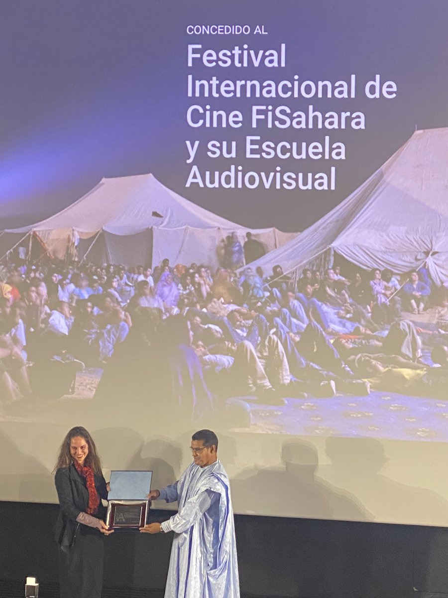 Talebbuia's tweet photo. La @Academiadecine entrega premio #GonzalezSinde al @FiSahara 

Un premio muy merecido. Enhorabuena a todas las personas que mantenéis este proyecto con vida desde hace casi 20 años.

Este festival es un ejemplo del vínculo humano que pervive entre los pueblos saharaui y español. https://t.co/meWnVW7qrl