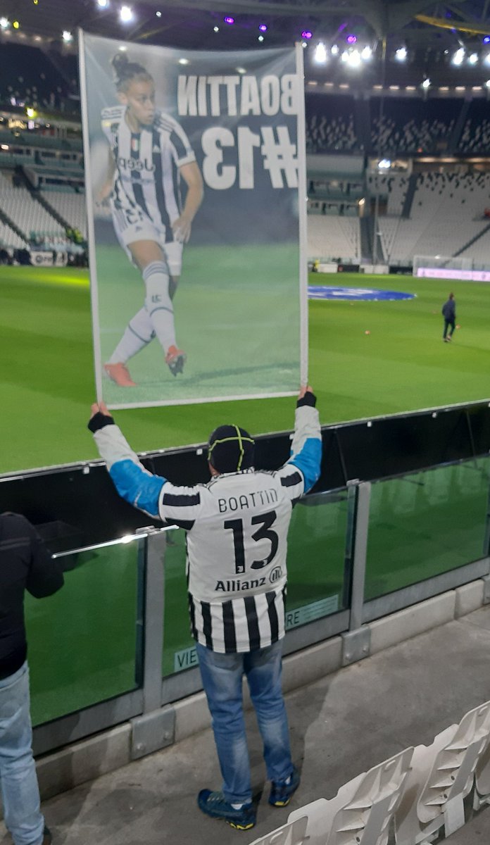 JWS_Italia's tweet photo. Stendardo di #LB13 e #LB13 (concentratissima) nella stessa foto.
#JuveArsenal #UWCL https://t.co/wxBhxtSJta