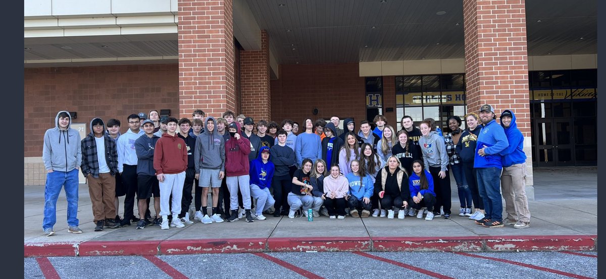 Thank you to all the wrestlers who came out and serve others yesterday doing some landscaping and decorating at Community Living <a href="/commlivmo/">Community Living, Inc.</a> <a href="/FHVikings/">Howell Vikings</a>
