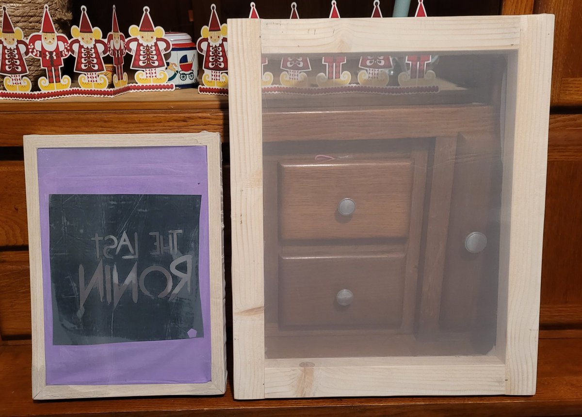 MegsCustom's tweet image. Le nouvel écran est terminé, je vais pouvoir réfléchir à une impression au format a4+ maintenant. L'utilisation d'une aggrafeuse sur compresseur m'a bien facilité la vie. Petite comparaison avec mon premier bricolage #printscreen #DIY