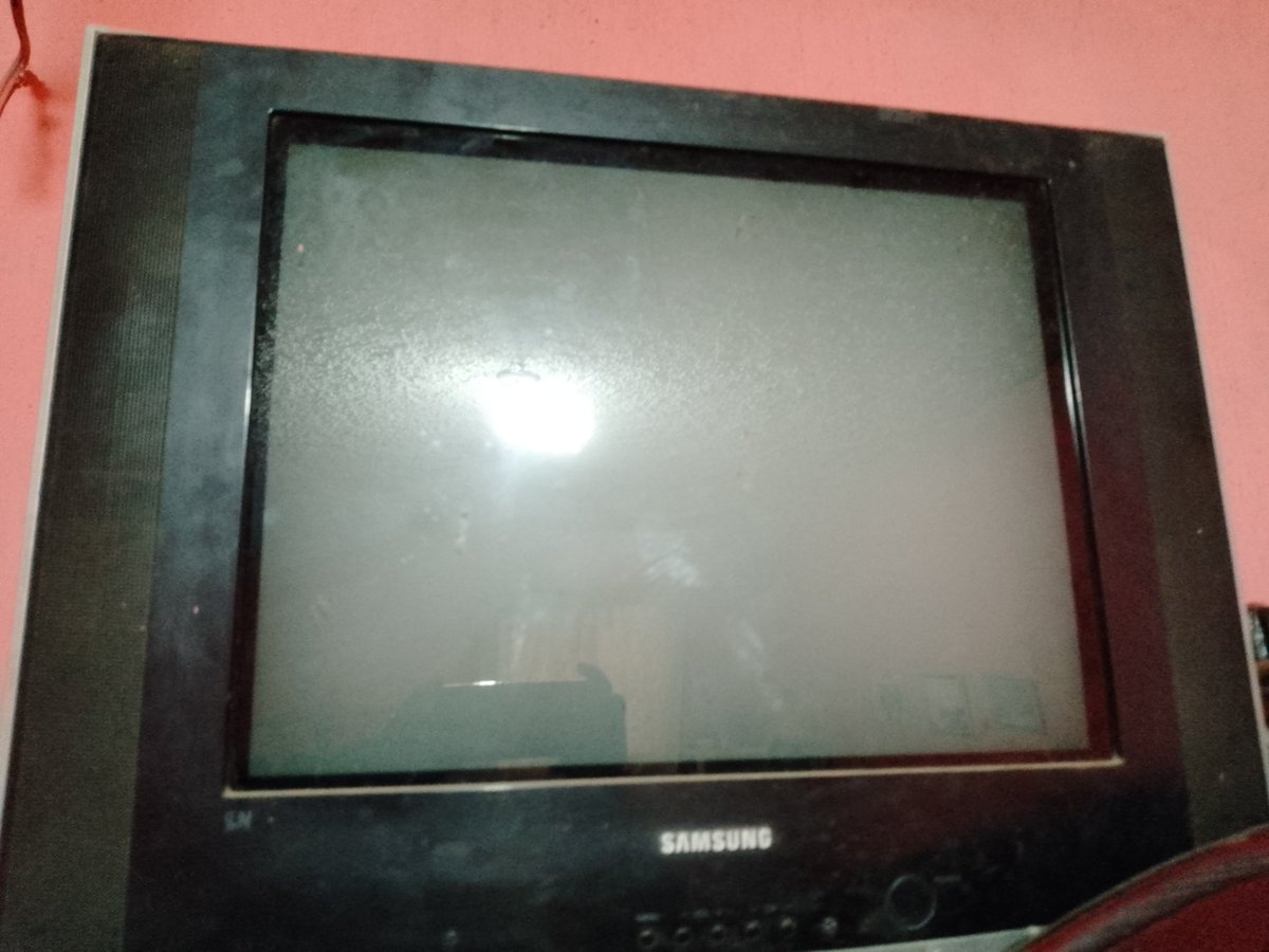 crispersiz's tweet photo. Una vieja tele haber cuánto me das @IbaiLlanos aún funciona en buen estado 👌
#BFSamsung #SamsungXIbai https://t.co/0mG9VNvNx4