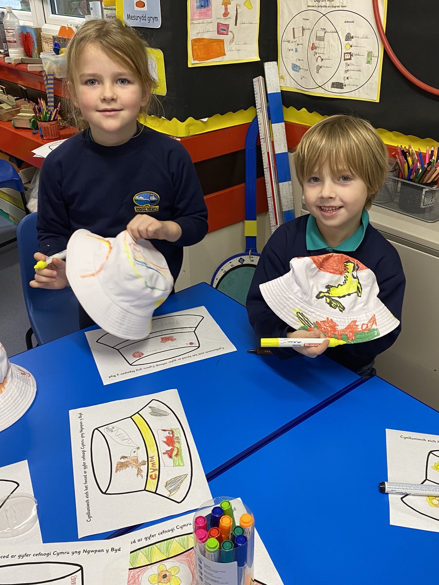 ysgolmorfa's tweet photo. Cyrrhaeddodd yr hetiau bwced di-liw a di-lun heddiw. Llawer o waith paratoi cyn y gêm ‘fory! 🏴󠁧󠁢󠁷󠁬󠁳󠁿 #timcymru2022 #YmaOHyd https://t.co/vaLvdmdyJs