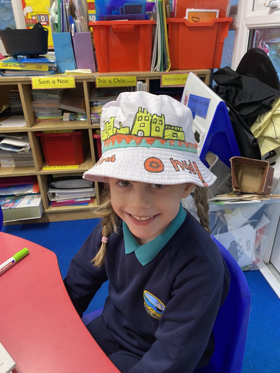 ysgolmorfa's tweet photo. Cyrrhaeddodd yr hetiau bwced di-liw a di-lun heddiw. Llawer o waith paratoi cyn y gêm ‘fory! 🏴󠁧󠁢󠁷󠁬󠁳󠁿 #timcymru2022 #YmaOHyd https://t.co/vaLvdmdyJs